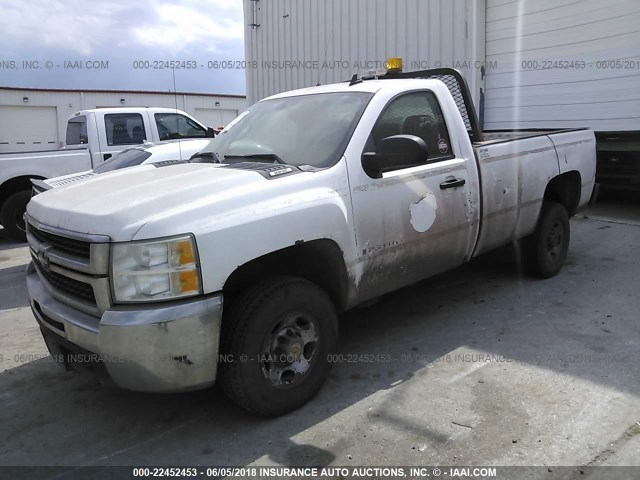 1GCHC24KX8E202912 - 2008 CHEVROLET SILVERADO C2500 HEAVY DUTY WHITE photo 2