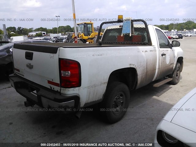1GCHC24KX8E202912 - 2008 CHEVROLET SILVERADO C2500 HEAVY DUTY WHITE photo 4