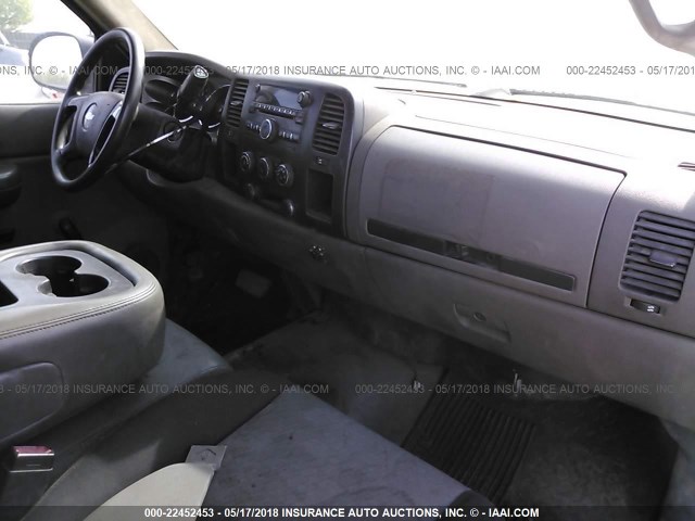 1GCHC24KX8E202912 - 2008 CHEVROLET SILVERADO C2500 HEAVY DUTY WHITE photo 5