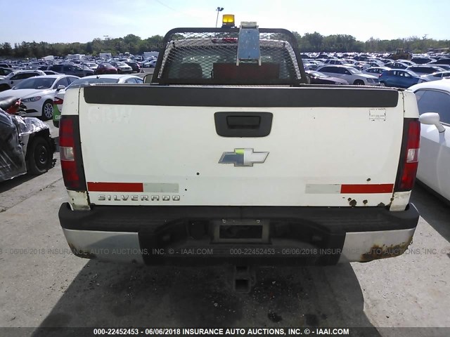 1GCHC24KX8E202912 - 2008 CHEVROLET SILVERADO C2500 HEAVY DUTY WHITE photo 8