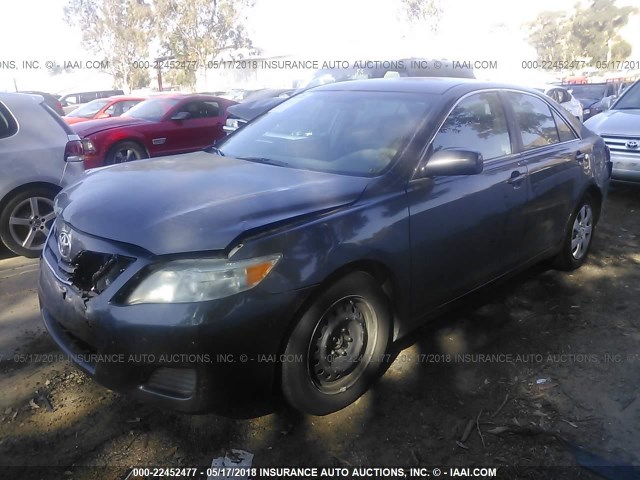 4T4BF3EKXBR118735 - 2011 TOYOTA CAMRY SE/LE/XLE ნაცრისფერი ფოტო 2