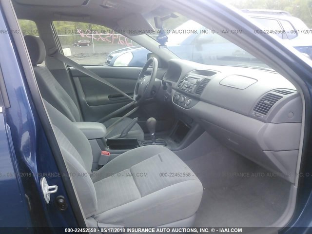 4T1BE32K45U412878 - 2005 TOYOTA CAMRY LE/XLE/SE ლურჯი ფოტო 5