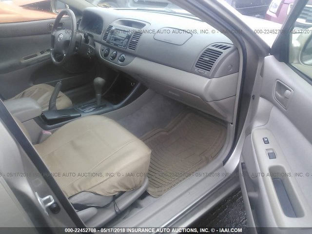 4T1BE32K52U072961 - 2002 TOYOTA CAMRY LE/XLE/SE 金色 照片 5