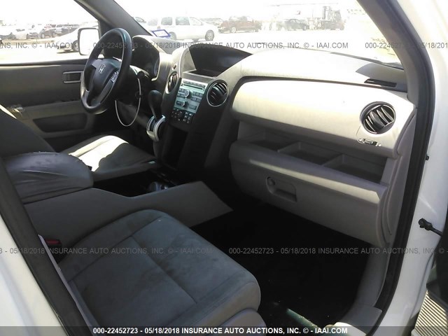 5FNYF3H23BB025908 - 2011 HONDA PILOT LX WHITE photo 5