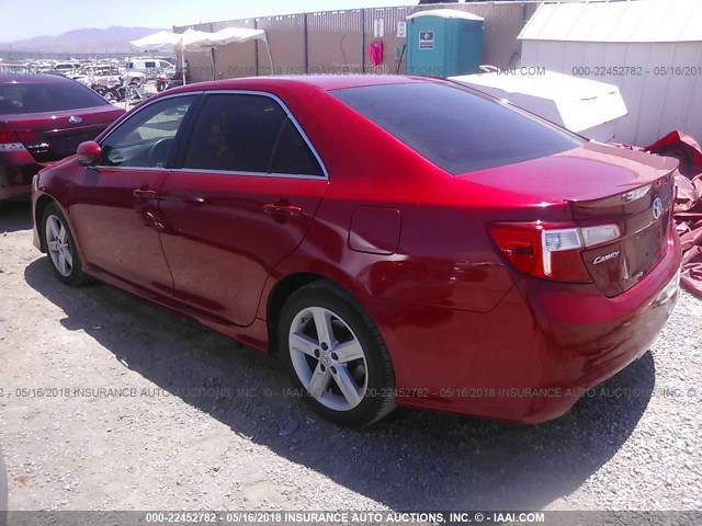 4T1BF1FK1DU643148 - 2013 TOYOTA CAMRY L/SE/LE/XLE წითელი ფოტო 3