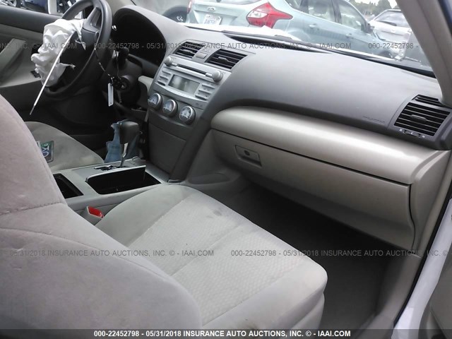 4T4BF3EK6AR017304 - 2010 TOYOTA CAMRY SE/LE/XLE WHITE photo 5