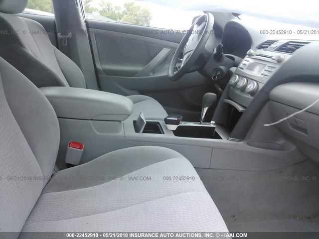 4T1BF3EK6BU587752 - 2011 TOYOTA CAMRY SE/LE/XLE BLUE photo 5