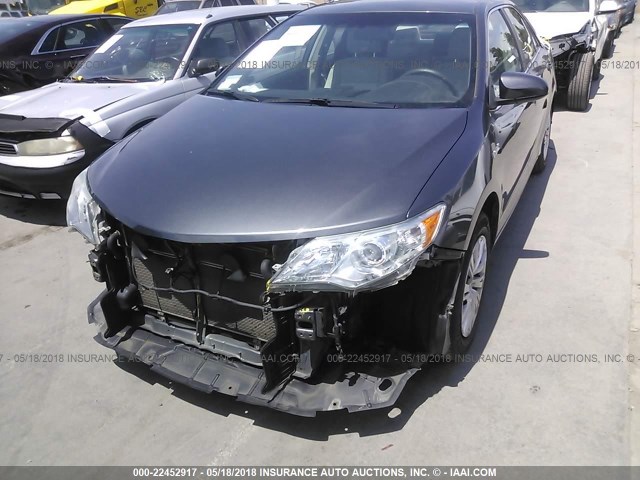 4T1BD1FK1DU071939 - 2013 TOYOTA CAMRY HYBRID/LE/XLE 灰色 照片 2