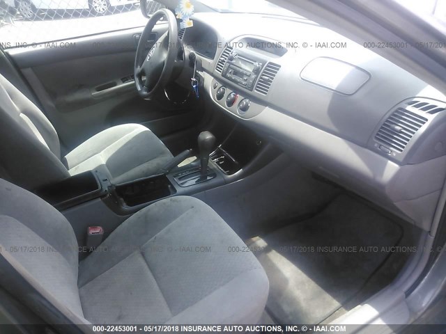 4T1BE32KX4U903700 - 2004 TOYOTA CAMRY LE/XLE/SE ნაცრისფერი ფოტო 5