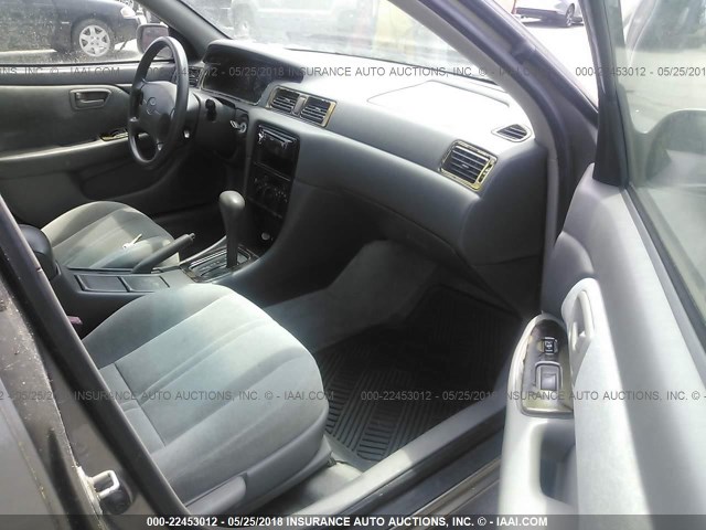 4T1BG22K4WU254726 - 1998 TOYOTA CAMRY CE/LE/XLE 银色 照片 5