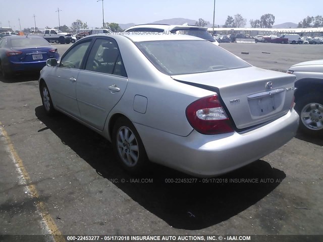 JTDBE32K030242768 - 2003 TOYOTA CAMRY LE/XLE Արծաթագույն լուսանկար 3