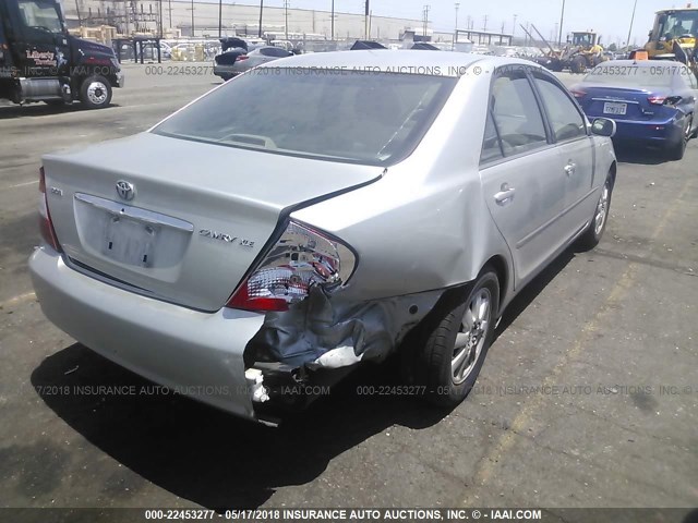JTDBE32K030242768 - 2003 TOYOTA CAMRY LE/XLE Արծաթագույն լուսանկար 4