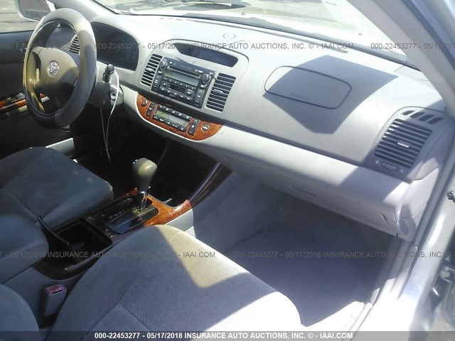 JTDBE32K030242768 - 2003 TOYOTA CAMRY LE/XLE Արծաթագույն լուսանկար 5