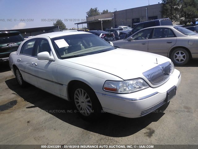 1LNHM81W95Y603705 - 2005 LINCOLN TOWN CAR SIGNATURE WHITE photo 1