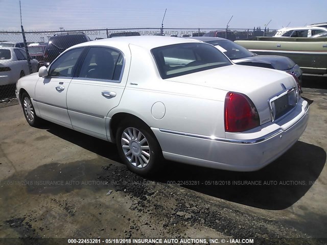 1LNHM81W95Y603705 - 2005 LINCOLN TOWN CAR SIGNATURE WHITE photo 3