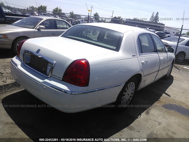 1LNHM81W95Y603705 - 2005 LINCOLN TOWN CAR SIGNATURE WHITE photo 4