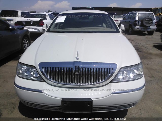 1LNHM81W95Y603705 - 2005 LINCOLN TOWN CAR SIGNATURE WHITE photo 6