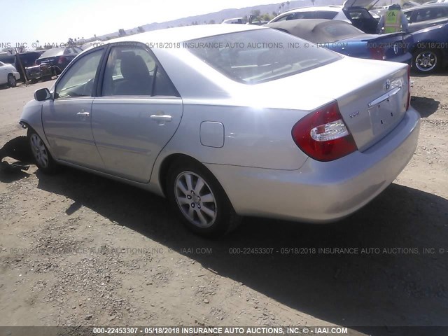 JTDBF30K330148514 - 2003 TOYOTA CAMRY LE/XLE Silber Foto 3