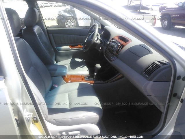 JTDBF30K330148514 - 2003 TOYOTA CAMRY LE/XLE Silber Foto 5