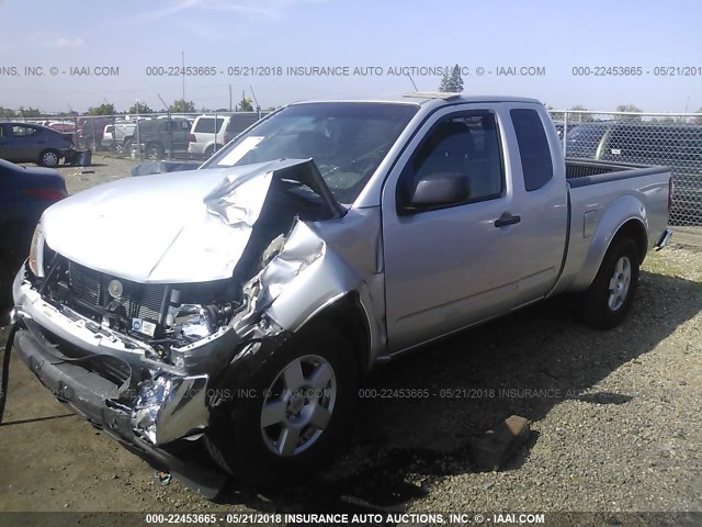 1N6AD06U45C429034 - 2005 NISSAN FRONTIER KING CAB LE/SE/OFF ROAD SILVER photo 2