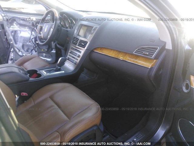 2LMHJ5FR0ABJ17709 - 2010 LINCOLN MKT GRAY photo 5