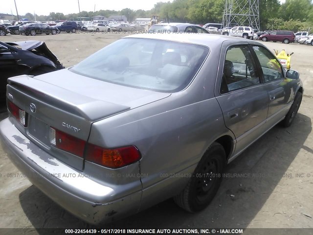 JT2BG28K110535760 - 2001 TOYOTA CAMRY LE/XLE GRAY photo 4