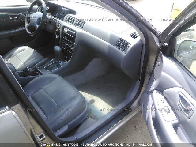 JT2BG28K110535760 - 2001 TOYOTA CAMRY LE/XLE Grau Foto 5