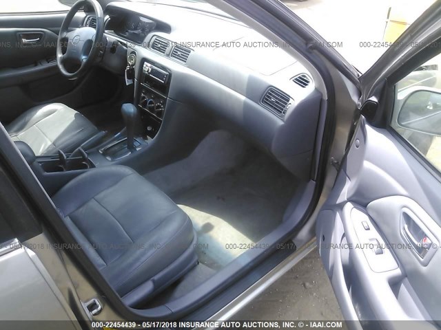 JT2BG28K110535760 - 2001 TOYOTA CAMRY LE/XLE GRAY photo 5