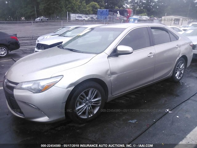 4T1BF1FK6FU089334 - 2015 TOYOTA CAMRY LE/XLE/SE/XSE GOLD photo 2
