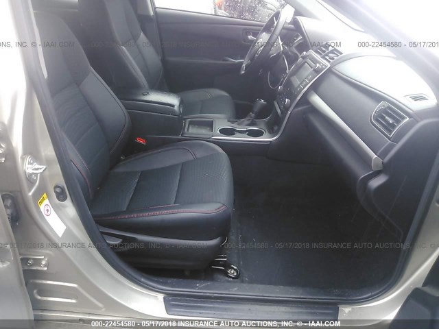 4T1BF1FK6FU089334 - 2015 TOYOTA CAMRY LE/XLE/SE/XSE GOLD photo 5
