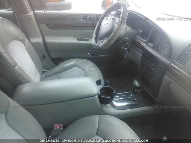 1LNHM97V62Y687336 - 2002 LINCOLN CONTINENTAL  GRAY photo 5