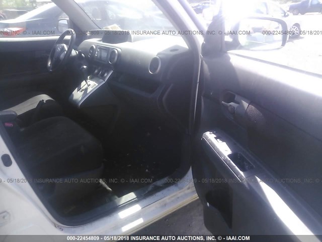 JTLKE50E981028697 - 2008 TOYOTA SCION XB WHITE photo 5