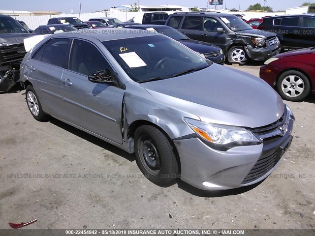 4T4BF1FK9FR516348 - 2015 TOYOTA CAMRY LE/XLE/SE/XSE SILVER photo 1