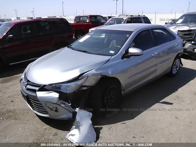 4T4BF1FK9FR516348 - 2015 TOYOTA CAMRY LE/XLE/SE/XSE SILVER photo 2