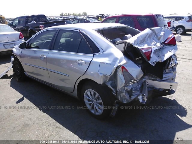4T4BF1FK9FR516348 - 2015 TOYOTA CAMRY LE/XLE/SE/XSE SILVER photo 3