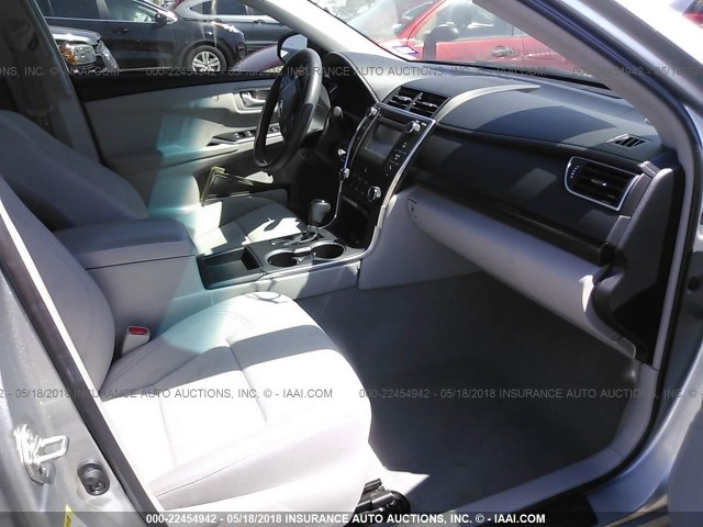 4T4BF1FK9FR516348 - 2015 TOYOTA CAMRY LE/XLE/SE/XSE SILVER photo 5