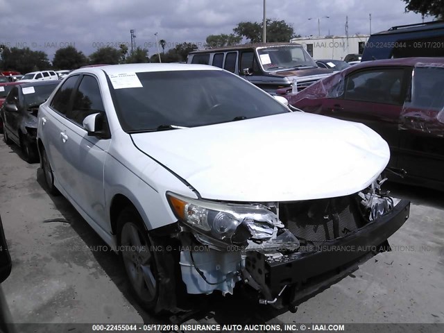 4T1BF1FK2CU508212 - 2012 TOYOTA CAMRY SE/LE/XLE 白色 照片 1