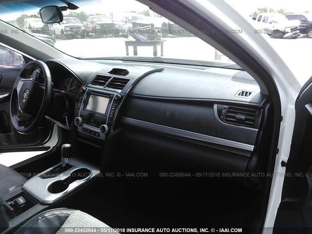 4T1BF1FK2CU508212 - 2012 TOYOTA CAMRY SE/LE/XLE 白色 照片 5