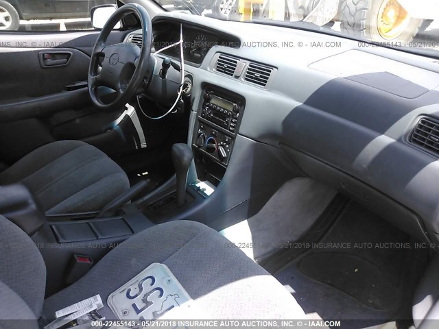 4T1BF22K0YU944642 - 2000 TOYOTA CAMRY LE/XLE Grau Foto 5