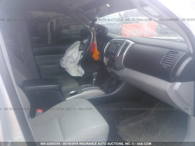 5TFJX4GN8DX021216 - 2013 TOYOTA TACOMA DOUBLE CAB ვერცხლისფერი ფოტო 5