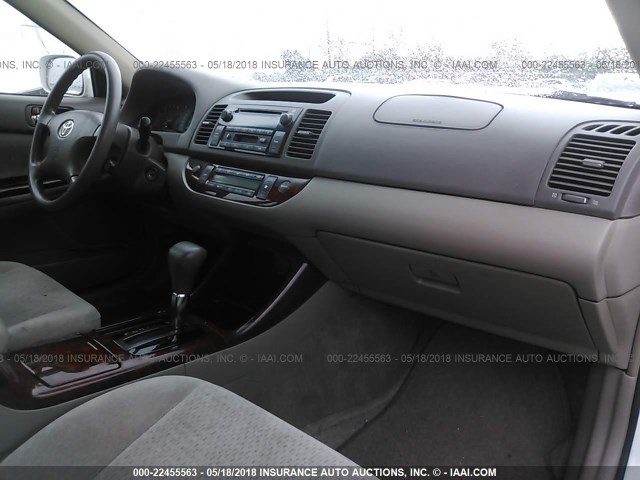 4T1BE30K22U095973 - 2002 TOYOTA CAMRY LE/XLE/SE 白色 照片 5