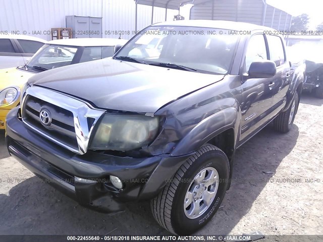 3TMLU42N59M032499 - 2009 TOYOTA TACOMA DOUBLE CAB GRAY photo 2