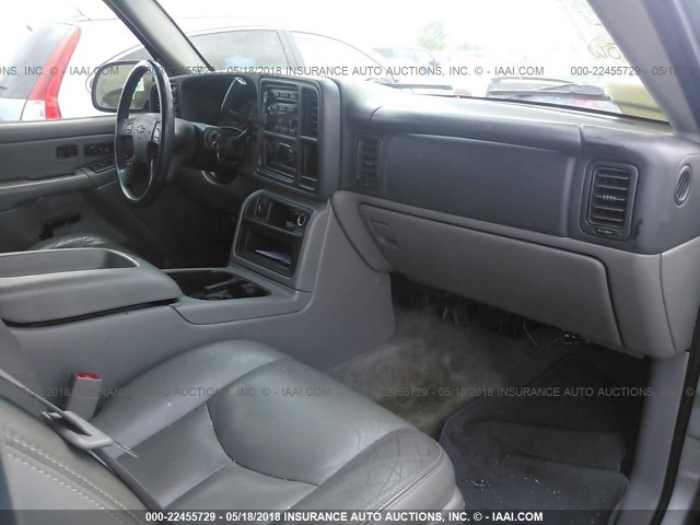 1GNFK16Z25J104532 - 2005 CHEVROLET SUBURBAN K1500 SILVER photo 5