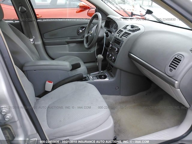 1G1ZS51F56F158642 - 2006 CHEVROLET MALIBU LS 银色 照片 5