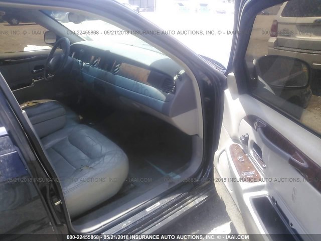 1LNHM81W8YY819307 - 2000 LINCOLN TOWN CAR EXECUTIVE Черный фото 5