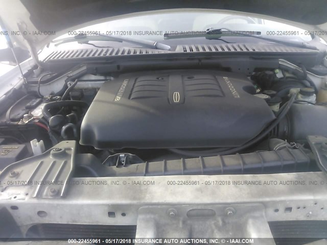 5LMFU27R43LJ00824 - 2003 LINCOLN NAVIGATOR WHITE photo 10