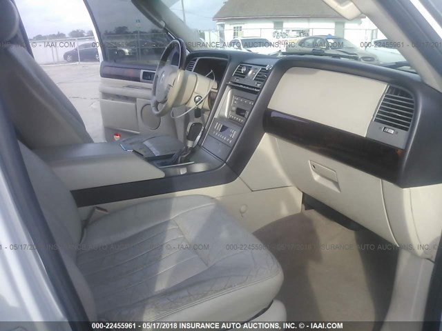 5LMFU27R43LJ00824 - 2003 LINCOLN NAVIGATOR WHITE photo 5