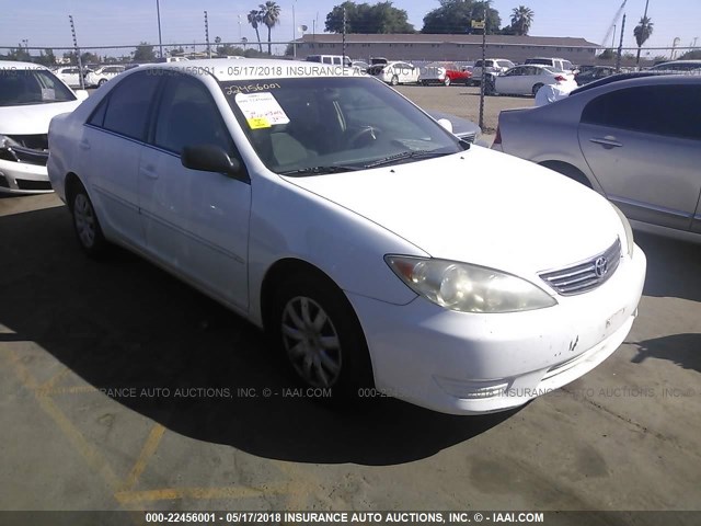 4T1BE32K55U562837 - 2005 TOYOTA CAMRY LE/XLE/SE WHITE photo 1