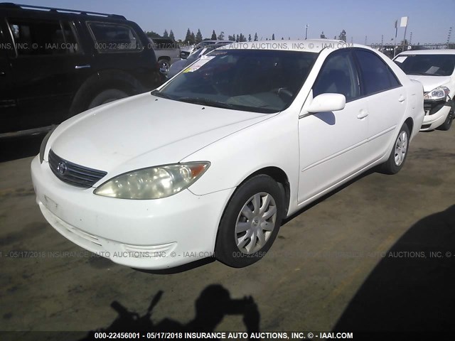 4T1BE32K55U562837 - 2005 TOYOTA CAMRY LE/XLE/SE WHITE photo 2