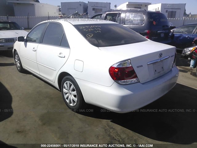 4T1BE32K55U562837 - 2005 TOYOTA CAMRY LE/XLE/SE WHITE photo 3